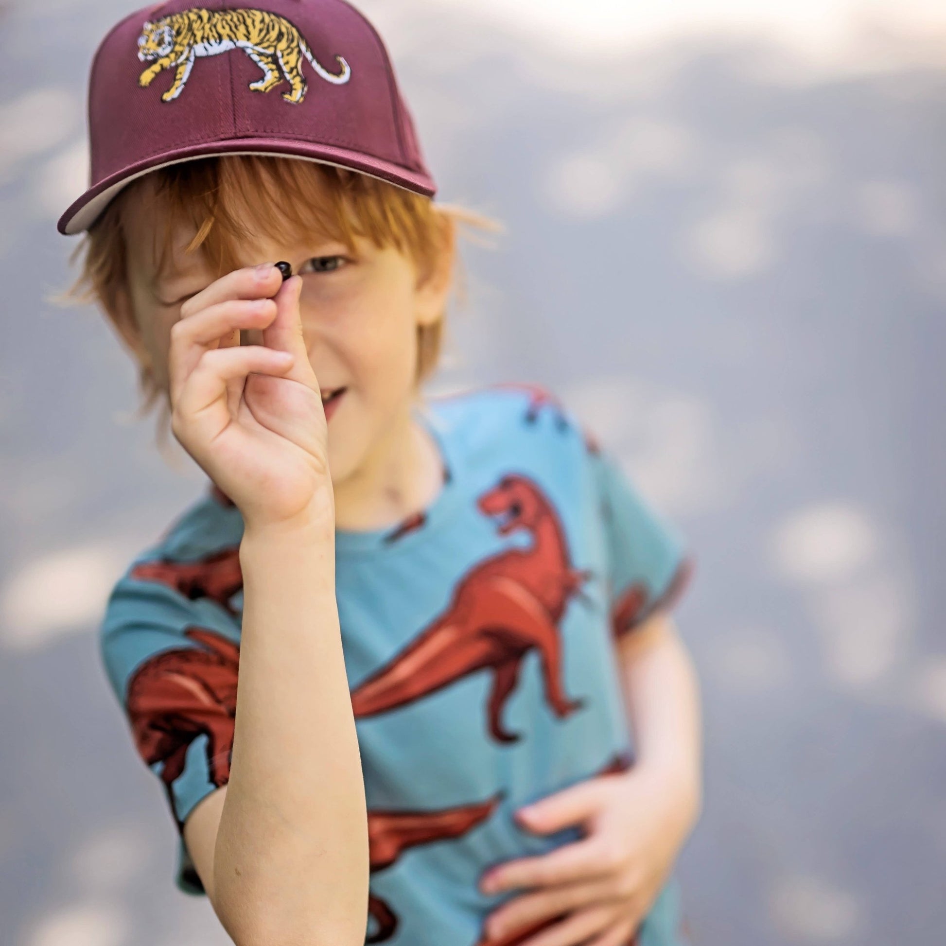 Juno SS T-shirt dino AOP - Wild Child Hat CoThe Striped Cat